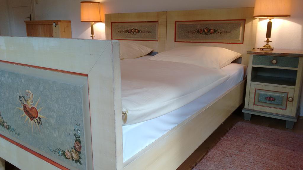 Doppel-/Zweibettzimmer mit Balkon