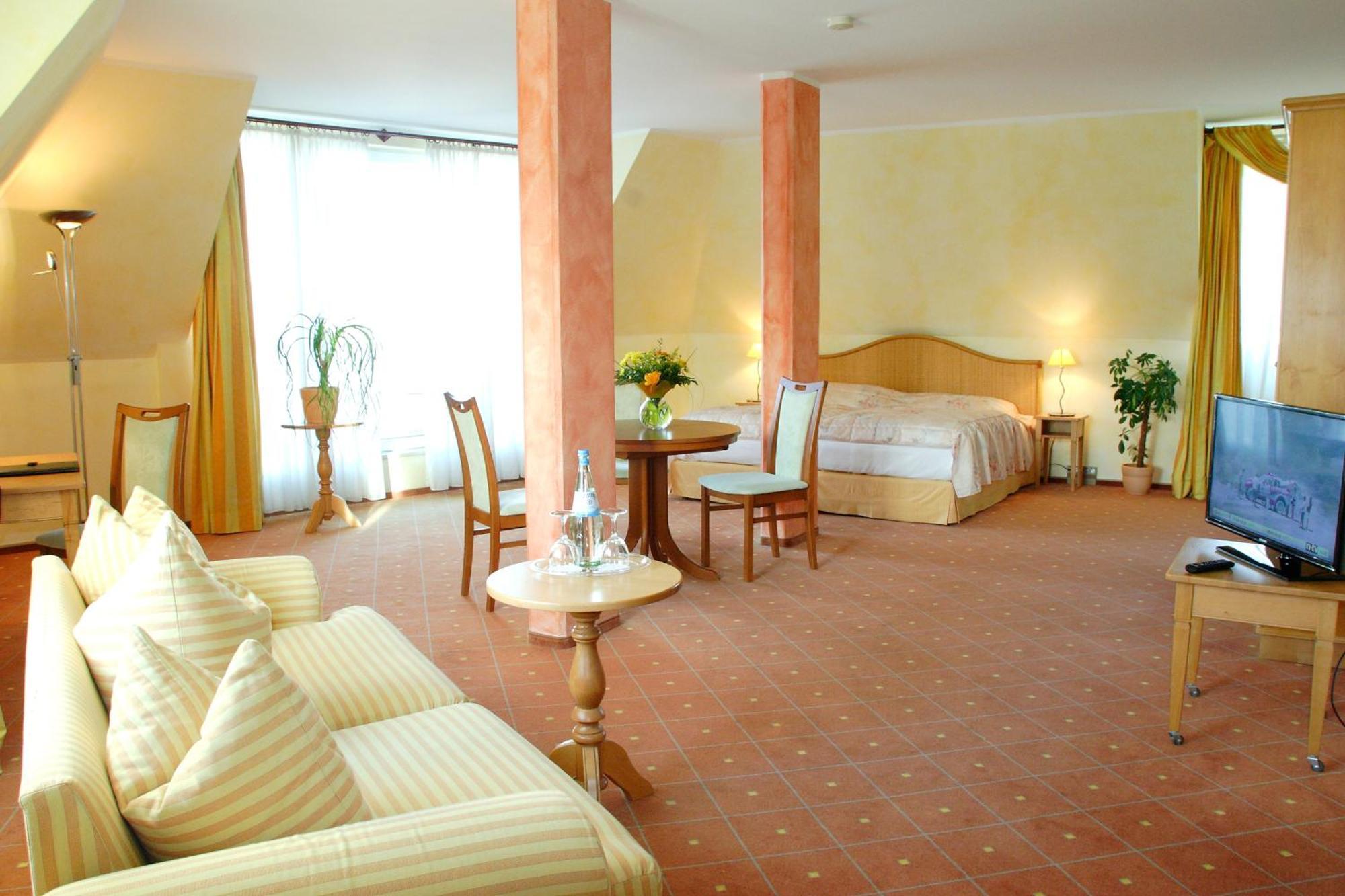 Triple Room,690257112:JPEG