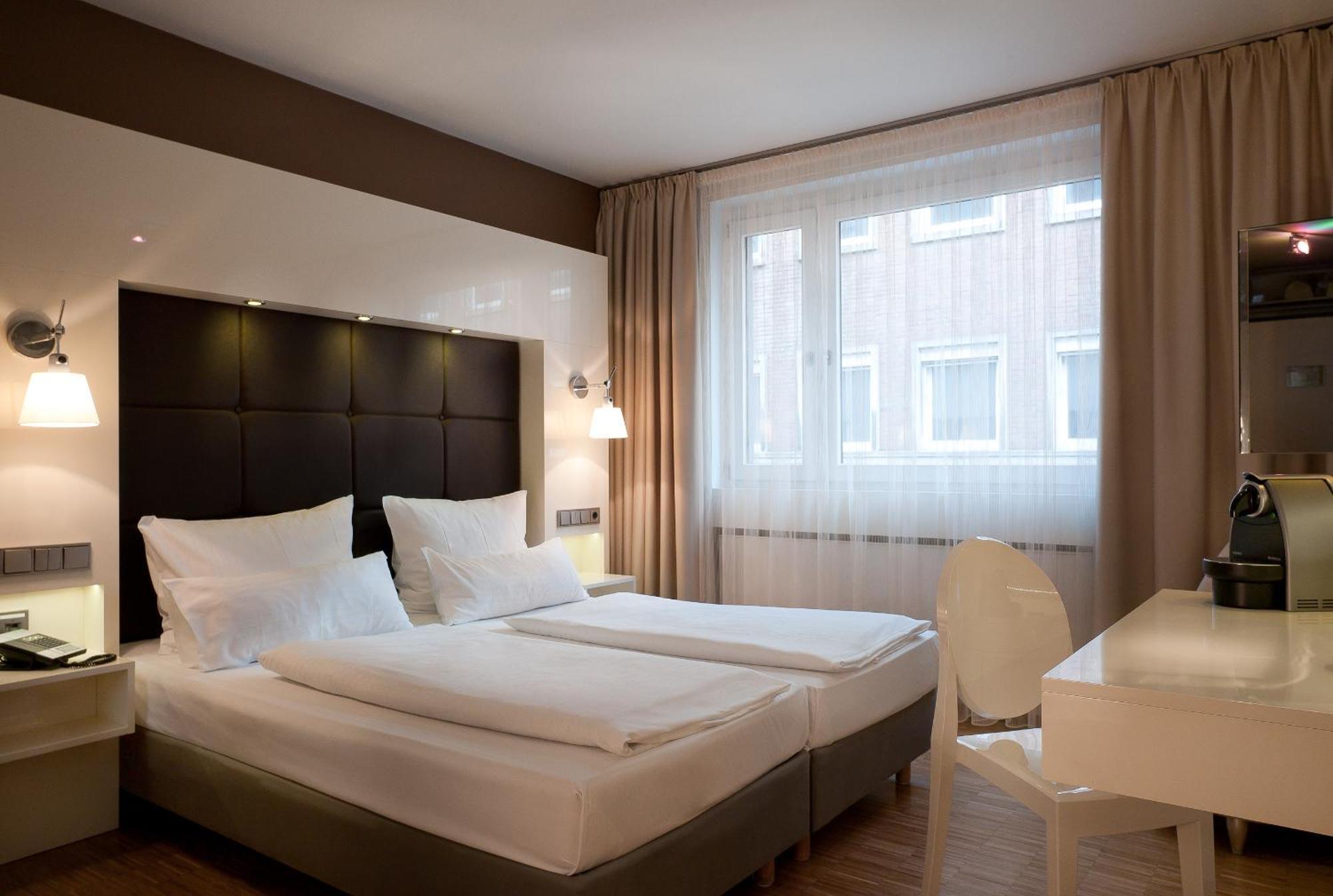 Superior Single Room,690359856:JPEG