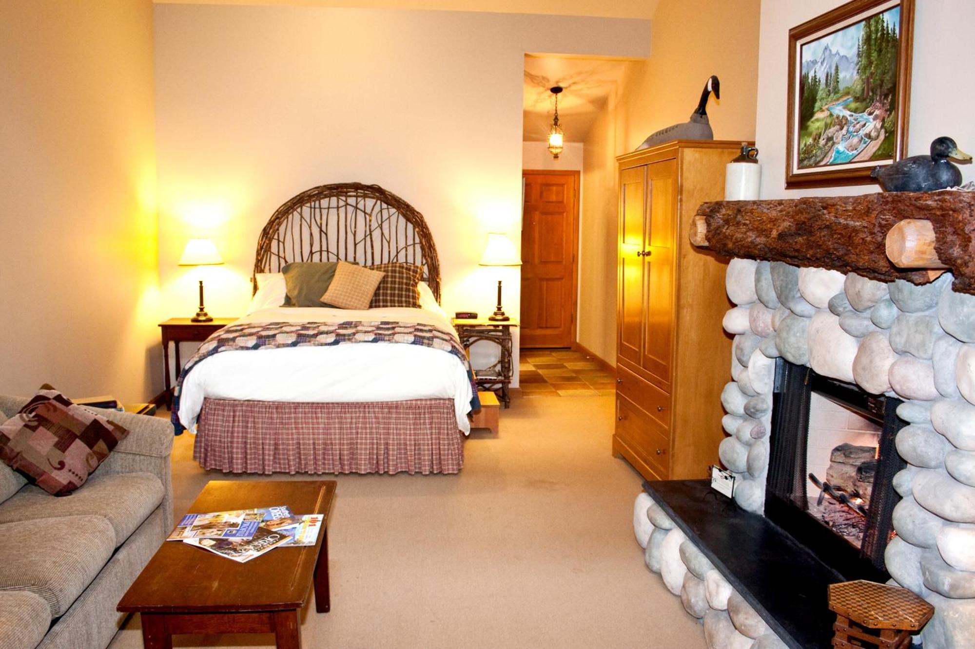 Cabin Queen Bed River View