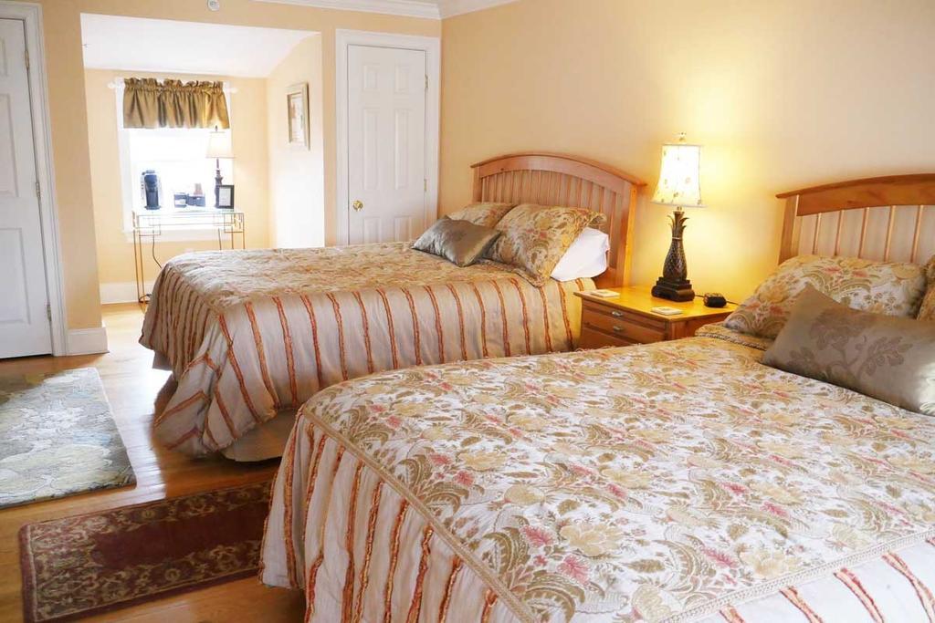 Queen Room Two Queen Beds 6