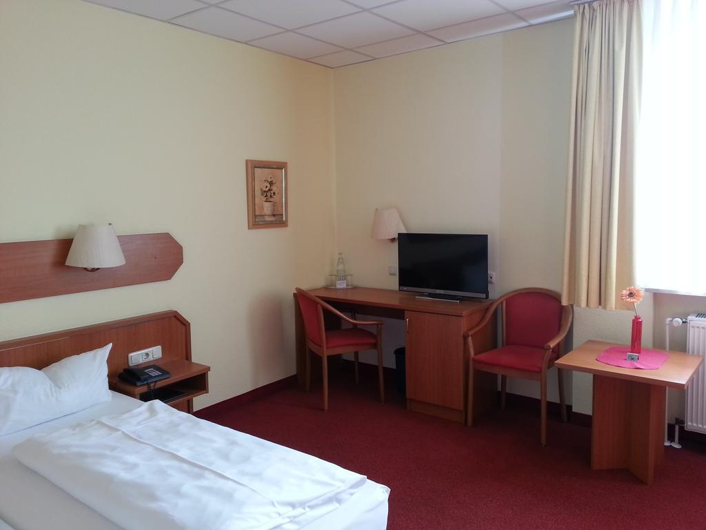 Single Room,670432914:JPEG