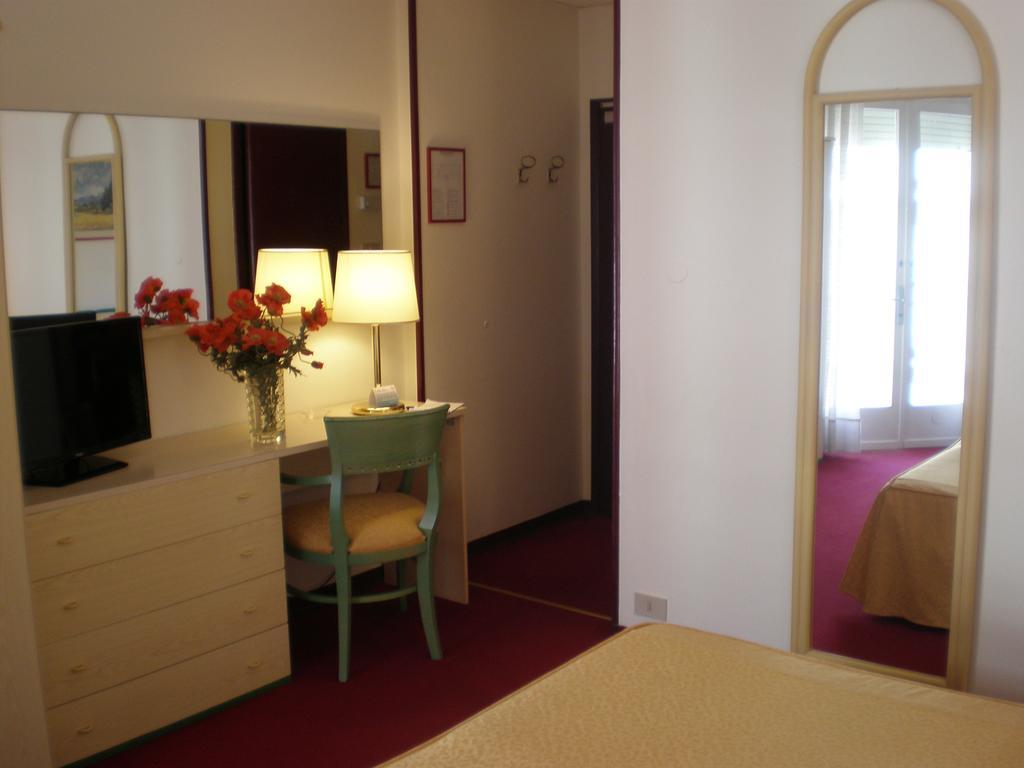Double or Twin Room Lateral Sea View,212694344:JPEG