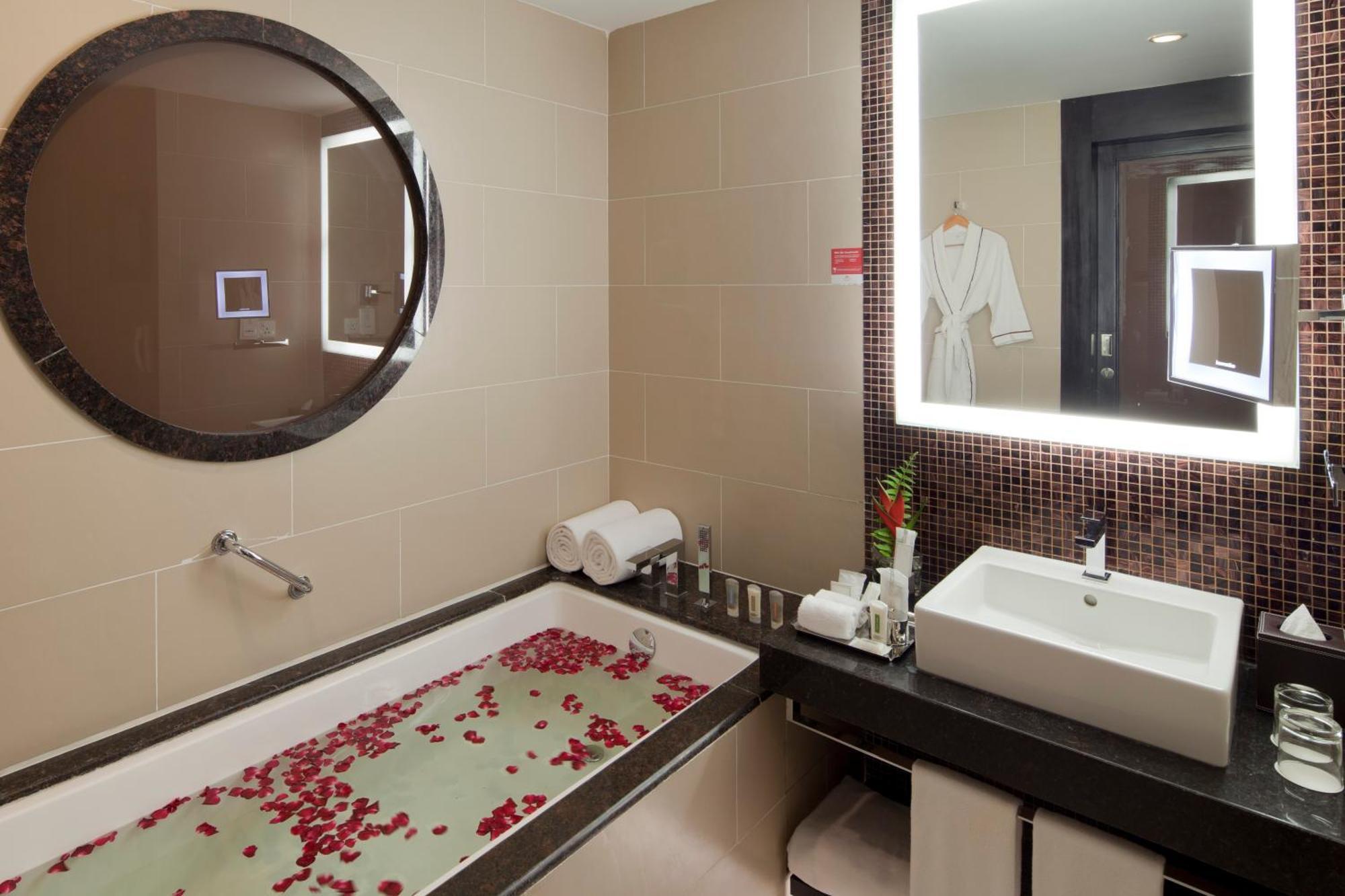 Executive Suite Lounge Access Complimentary 3 Pieces of Laundry,222416903:JPEG