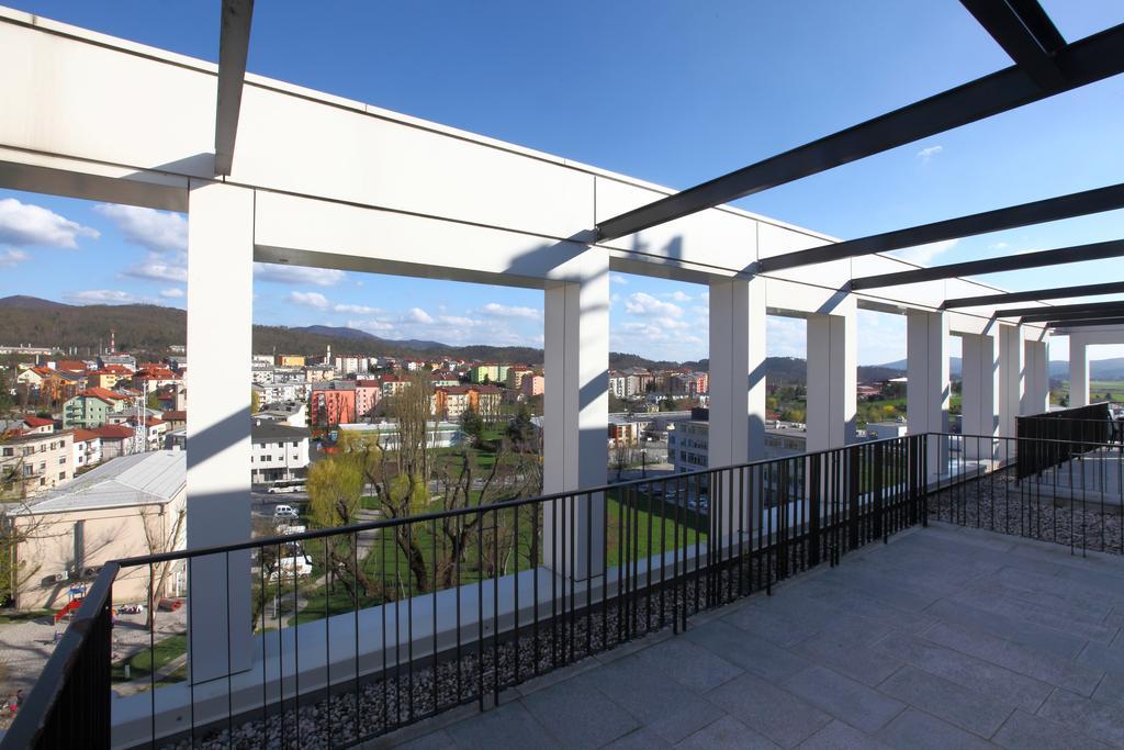 Family Room Balcony,215287262:JPEG