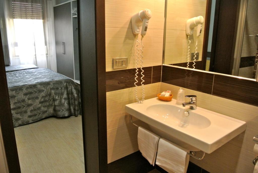 Standard Double or Twin Room,21702492:JPEG