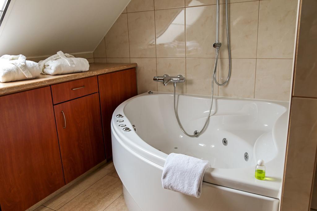 Double Room Spa Bath,217125416:JPEG