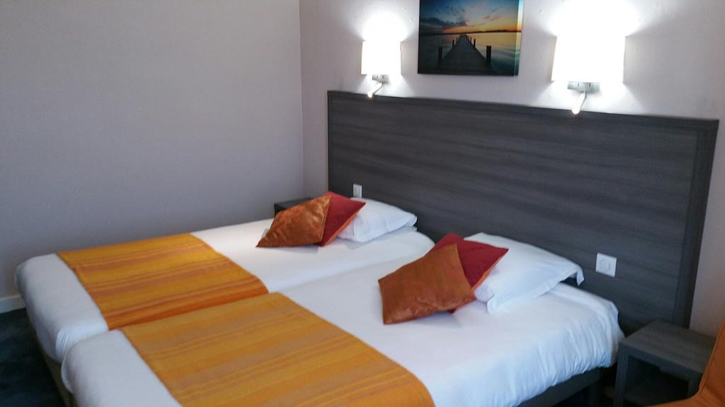 Twin Room Bath Port Side