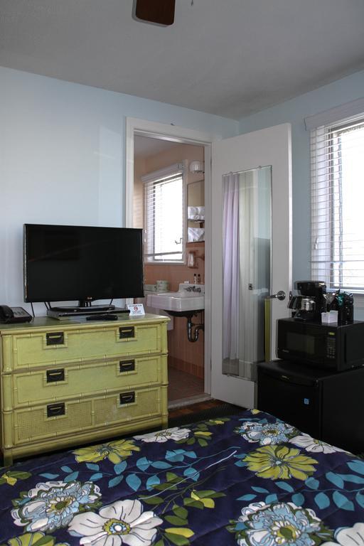 Petite Room One Queen Bed Separate House,704603500:JPEG
