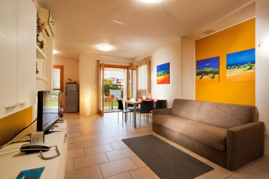 Two-Bedroom House,686450625:JPEG