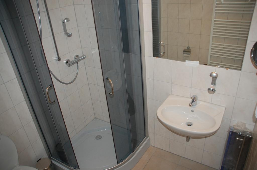 Double or Twin Room Shower,222758453:JPEG