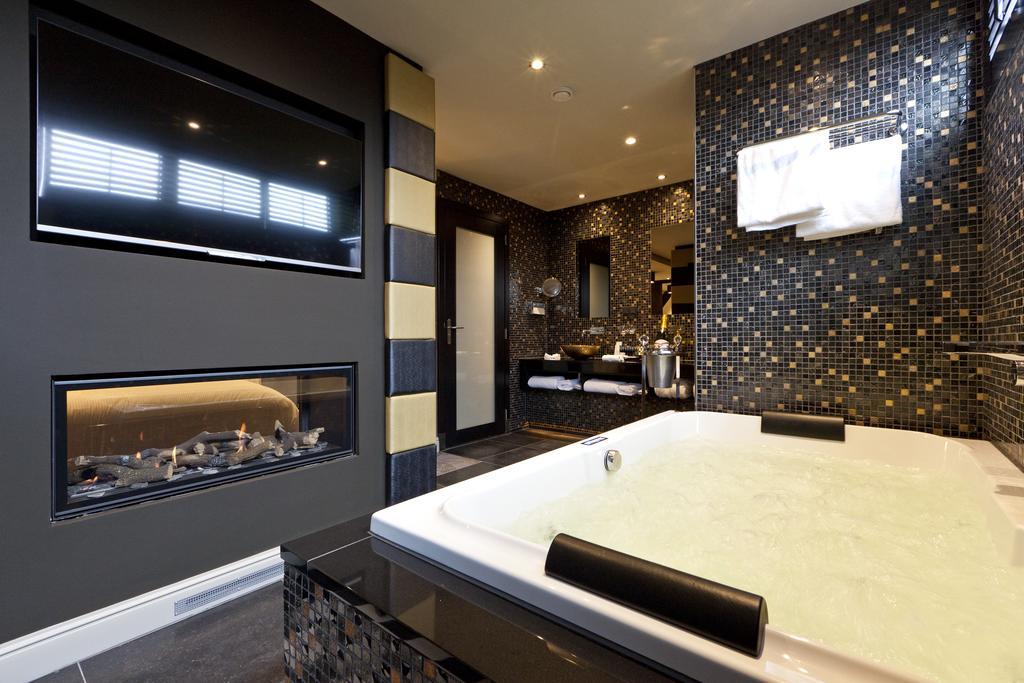 Executive Suite Spa Bath,224009870:JPEG