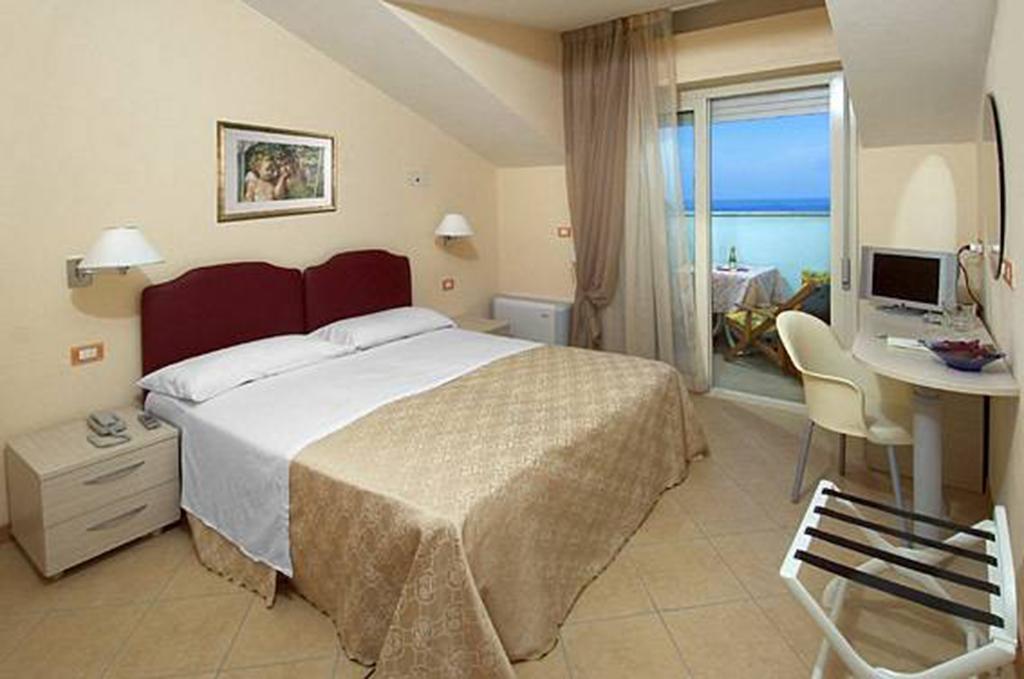 Superior Double or Twin Room,271941105:JPEG