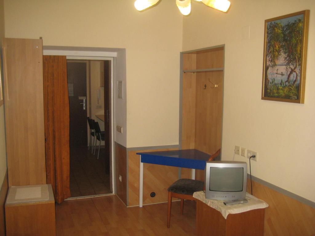 Studio Private Bathroom,226863773:JPEG