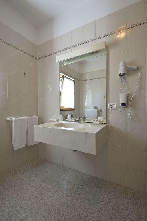 Single Room,228029618:JPEG