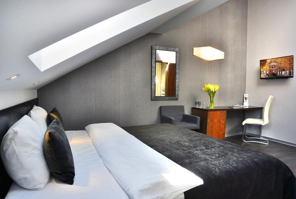 Deluxe Double Room with Extra Bed,402804855:JPEG