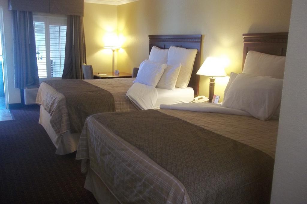 2 Queen Beds 1 Twin Bed Efficiency Room Non-Smoking,53972257:JPEG