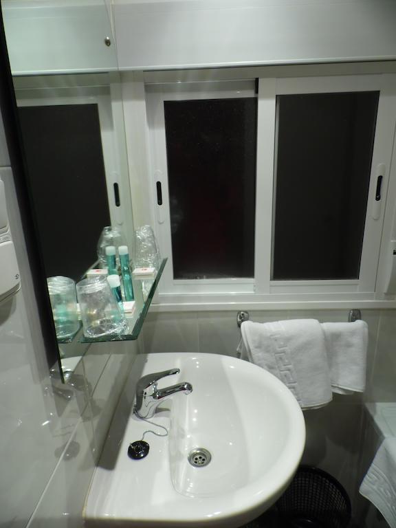Single Room Private External Bathroom,1331052215:JPEG