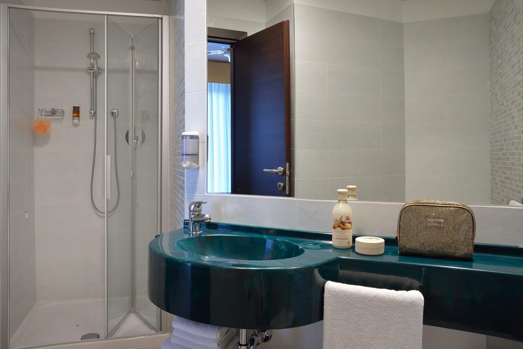 Double or Twin Room Lateral Sea View Deluxe,705095128:JPEG