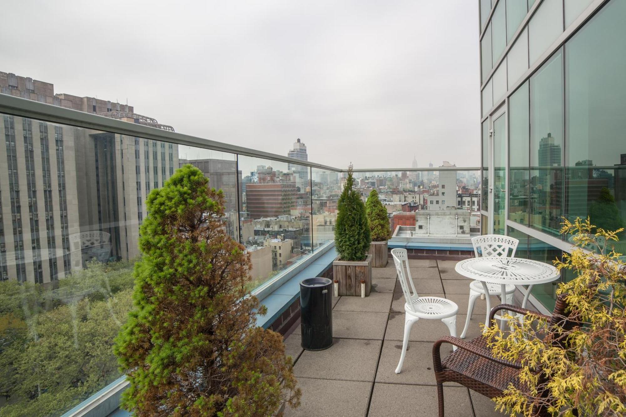 Deluxe City View King Suite Balcony