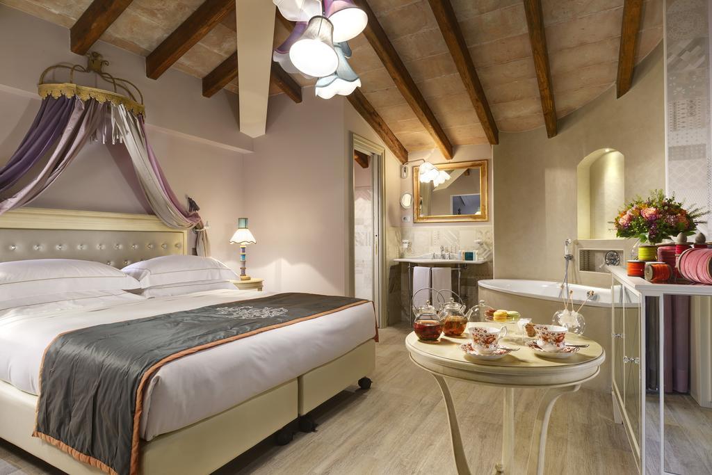 Junior Suite with Spa Bath,239476693:JPEG