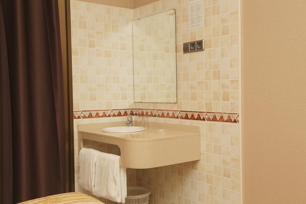 Double or Twin Room Bathroom