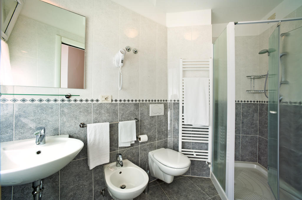 Double or Twin Room,253995045:JPEG