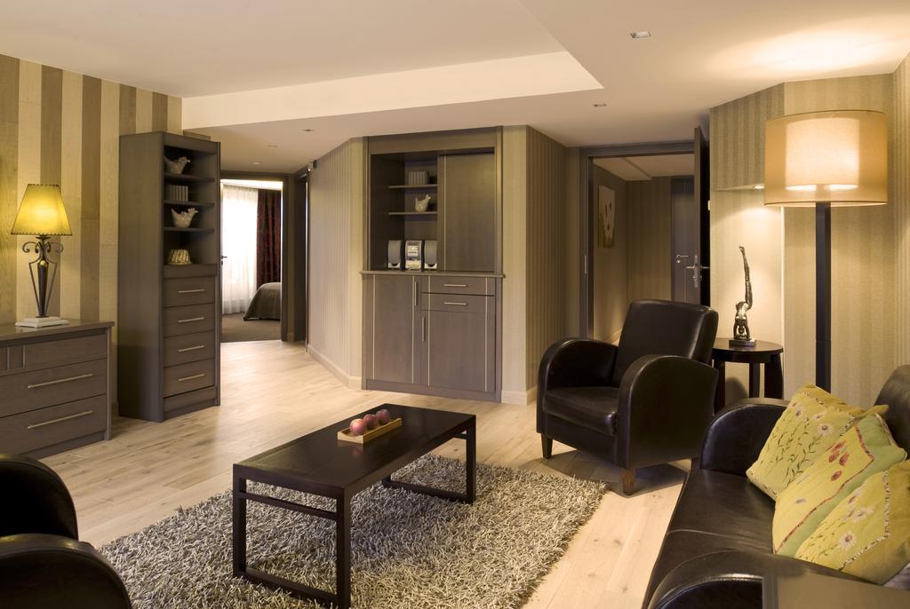 Family Room Spa access,249862817:JPEG