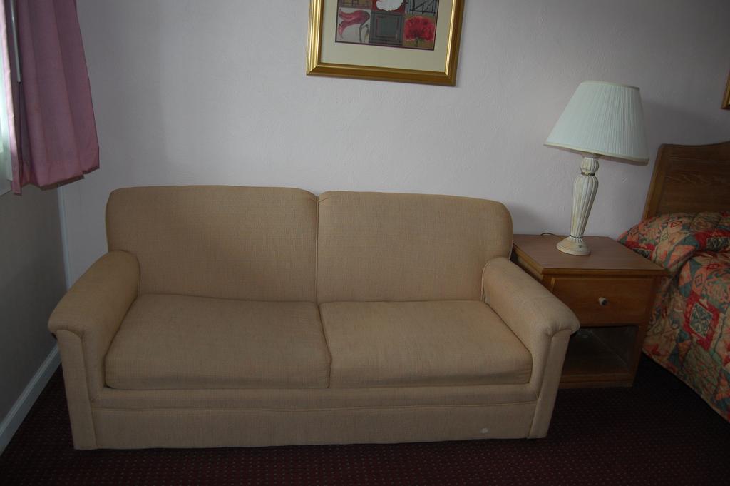 Queen Room - Non-Smoking