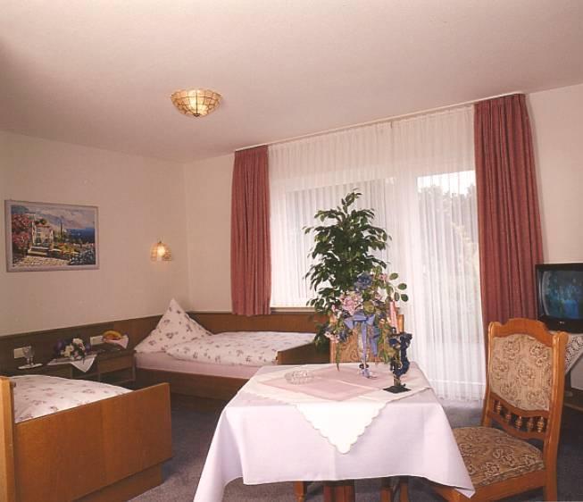 Two Connecting Rooms,535329792:JPEG