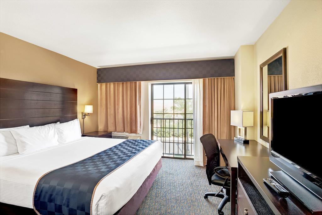 1 King Bed Accessible Room Non-Smoking,913752961:JPEG