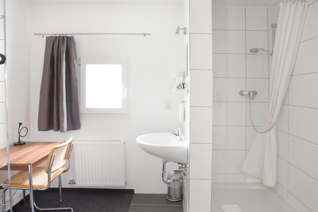 BASIC Single Room shared WC on the floor,1542797545:JPEG