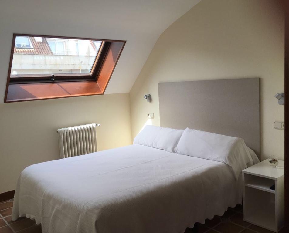 Small Double Room,738524737:JPEG