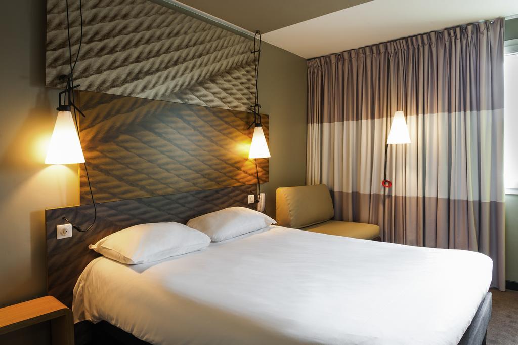 Standard Room One Double Bed One Single Bed,694290420:JPEG