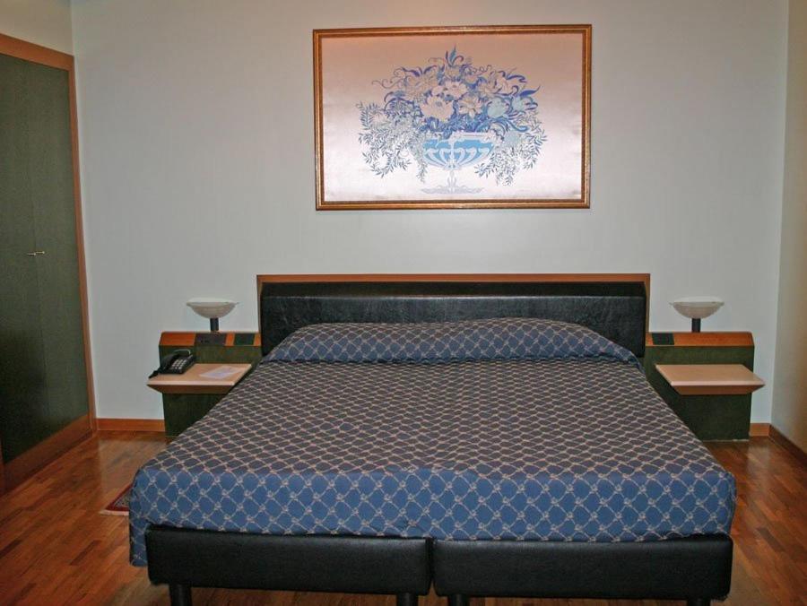 Standard Double or Twin Room,26933693:JPEG
