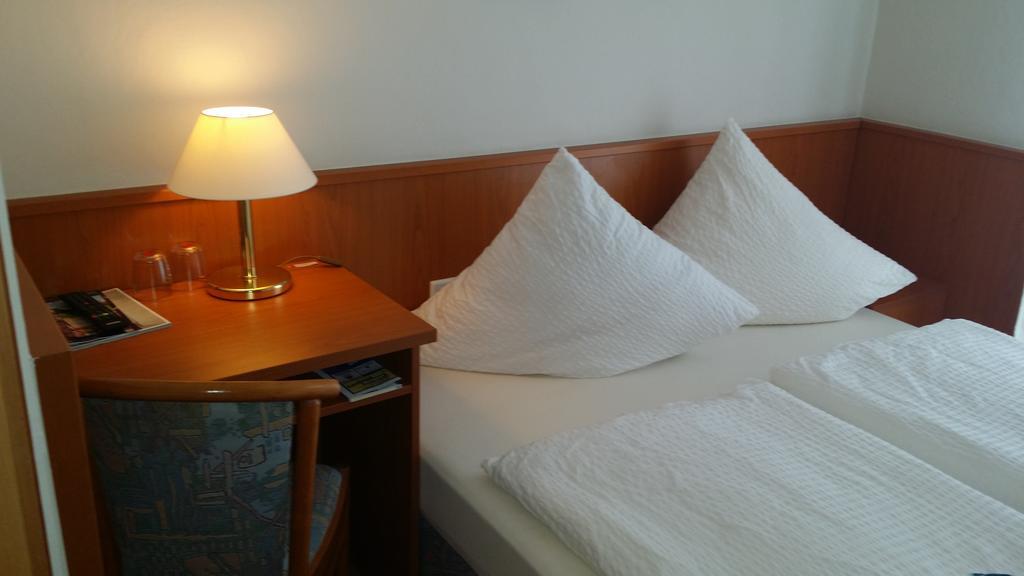 Budget Double Room shared WC