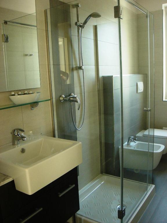 Comfort One-Bedroom Apartment Lateral Partial Lake view,184649913:JPEG