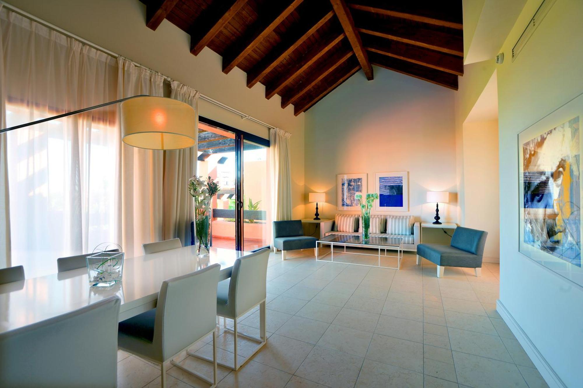Luxury Three-Bedroom Apartment Spa Bath