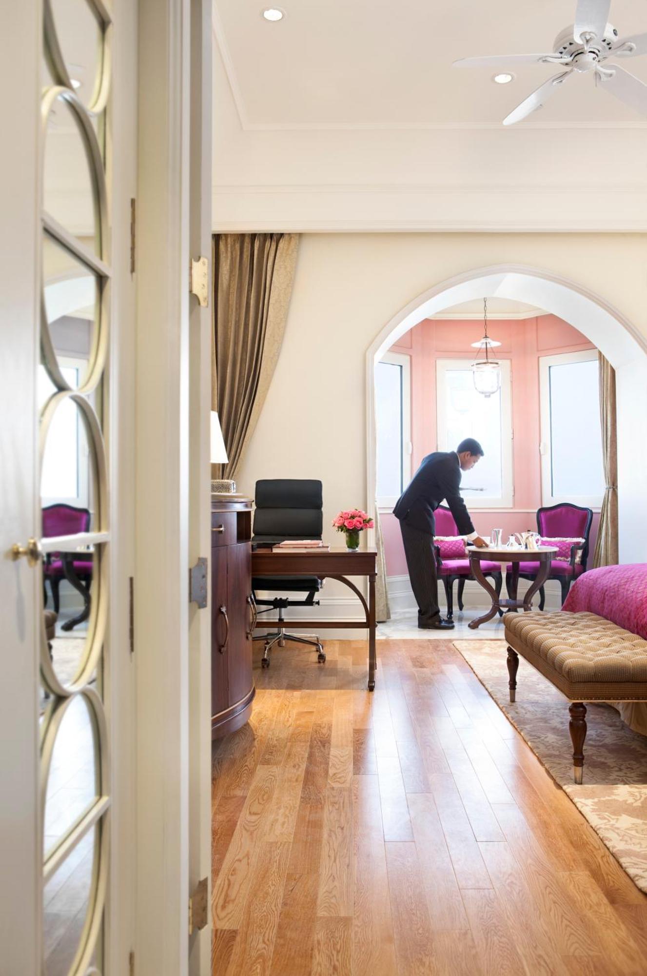 Taj Club Room Sea View King Bed Complimentary One Way Airport Transfer,517876212:JPEG