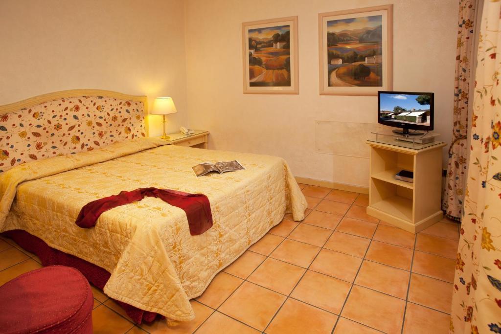 Double or Twin Room with Private Patio,194665804:JPEG