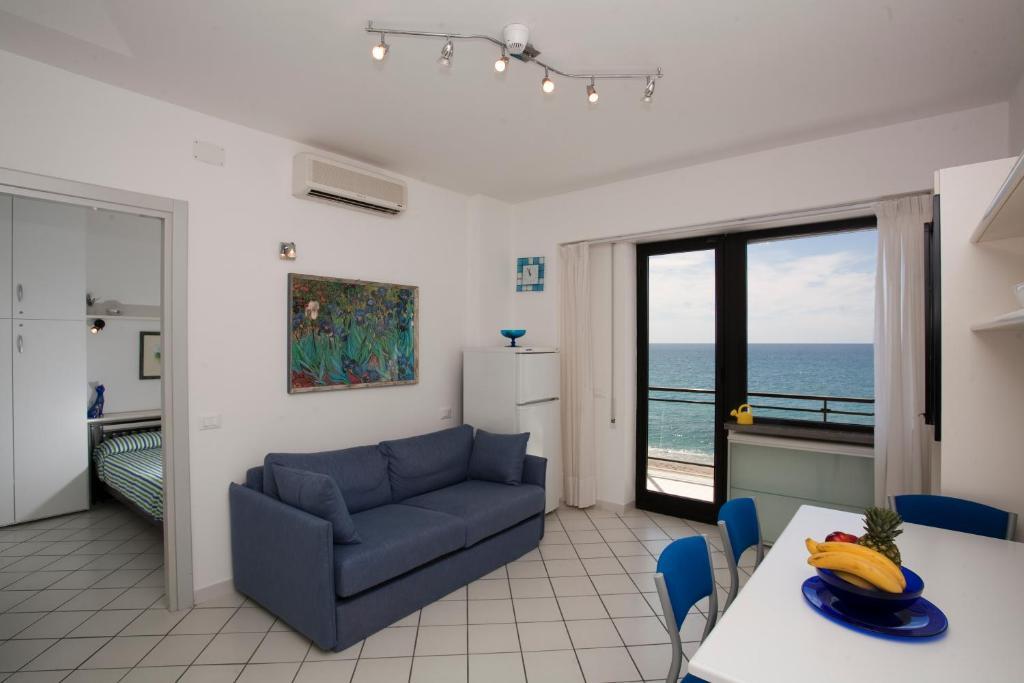 Executive One-Bedroom Apartment Beach Access,28505702:JPEG