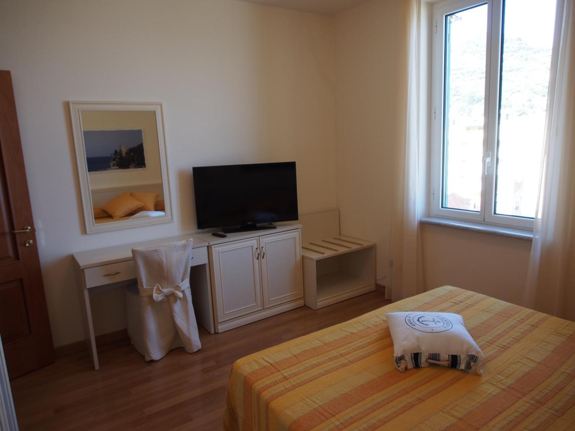 Superior One-Bedroom Apartment Partial or Side Sea View,1393637441:JPEG
