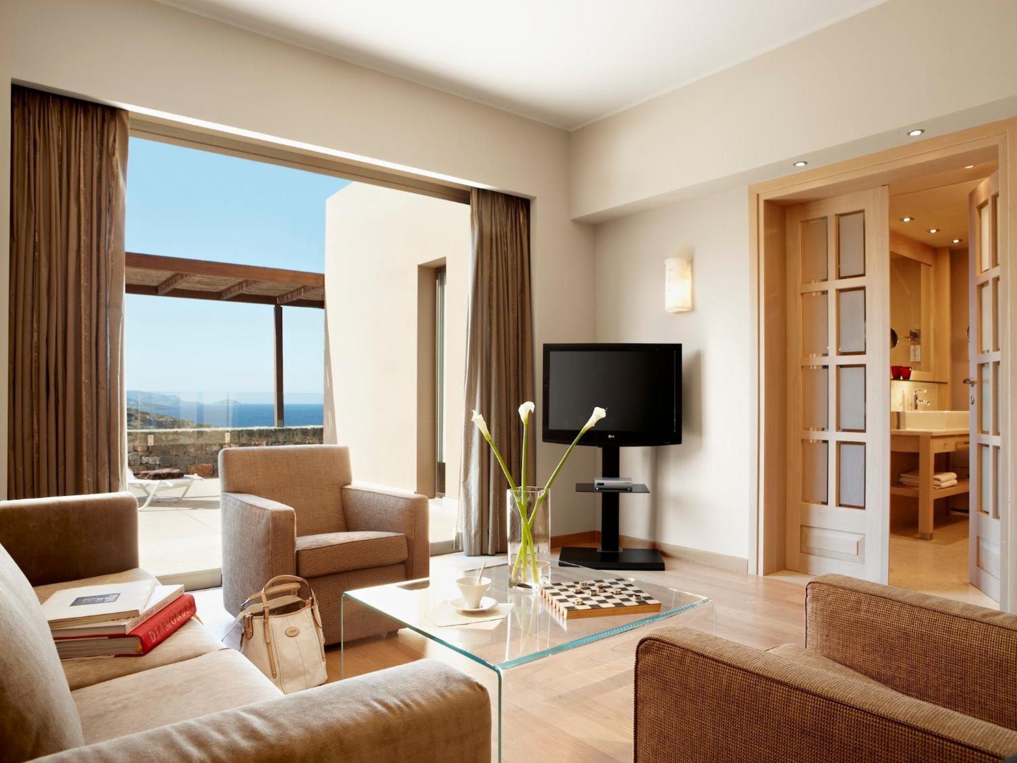 One-Bedroom Suite Sea View