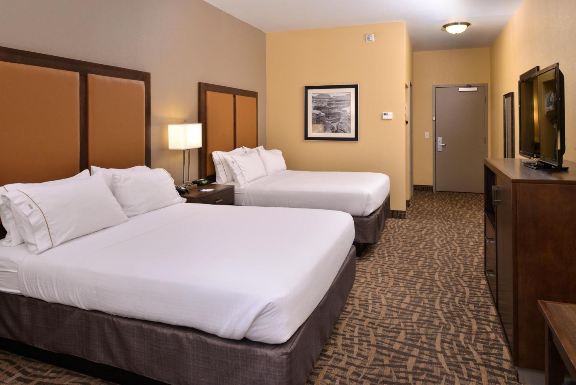 Standard Queen Room with Two Queen Beds and Mobility Accessible Tub