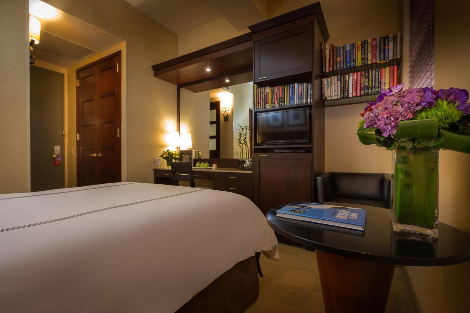 Deluxe Room One Queen Bed