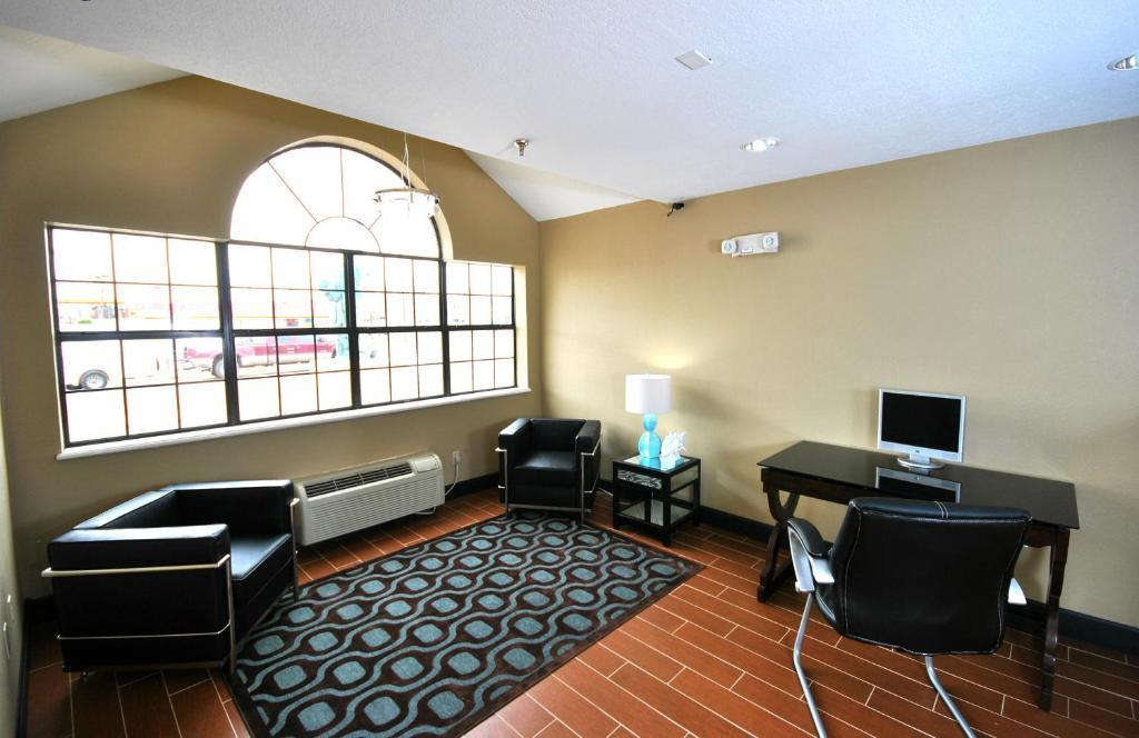 Mountain View with One Queen Bed - Second Floor - Q2