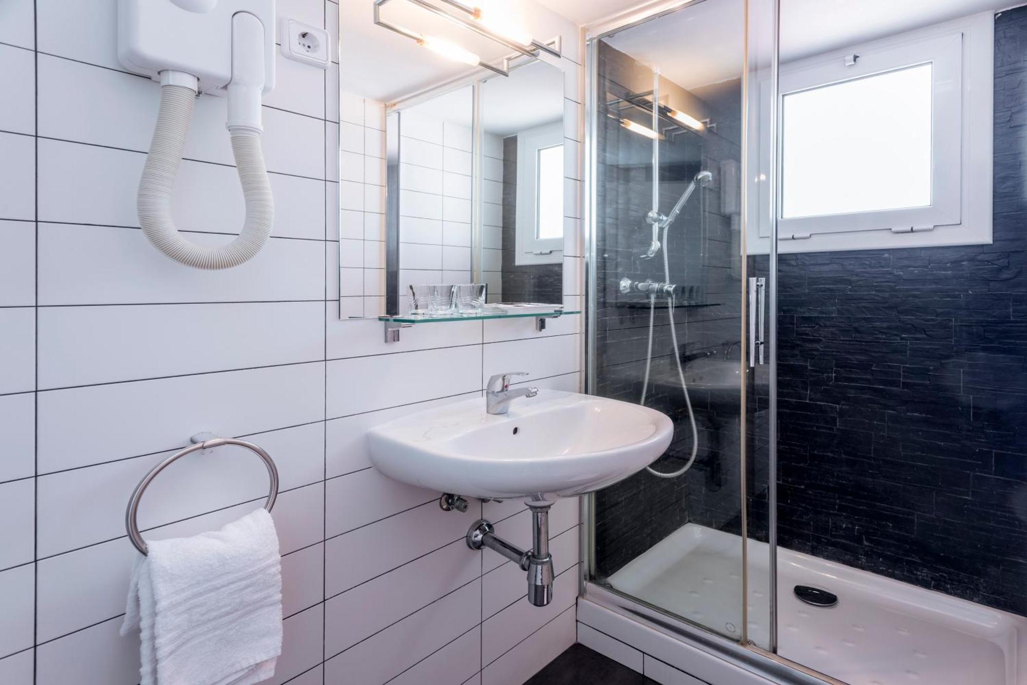 Double or Twin Room Private Bathroom