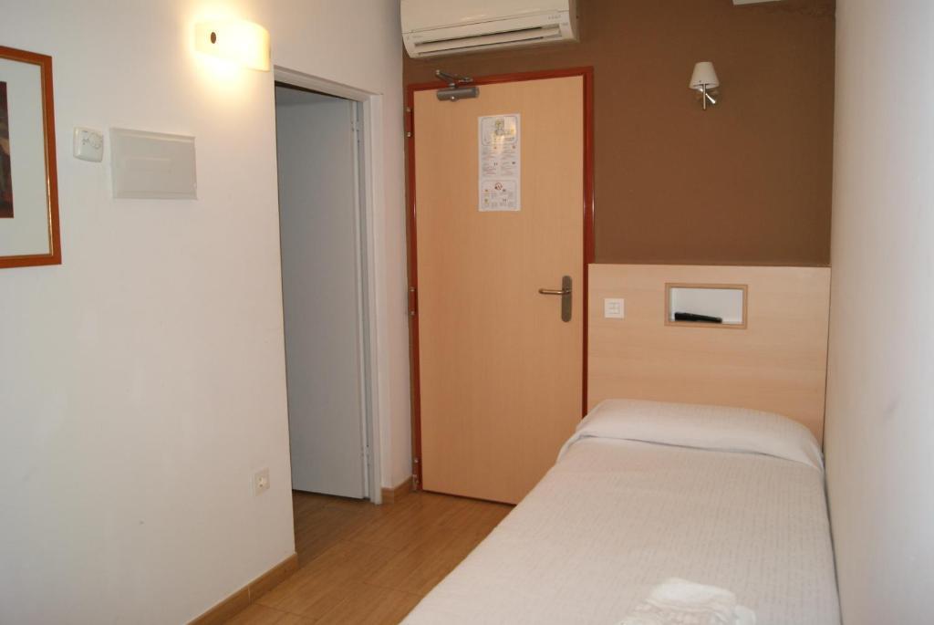 Single Room,37099456:JPEG