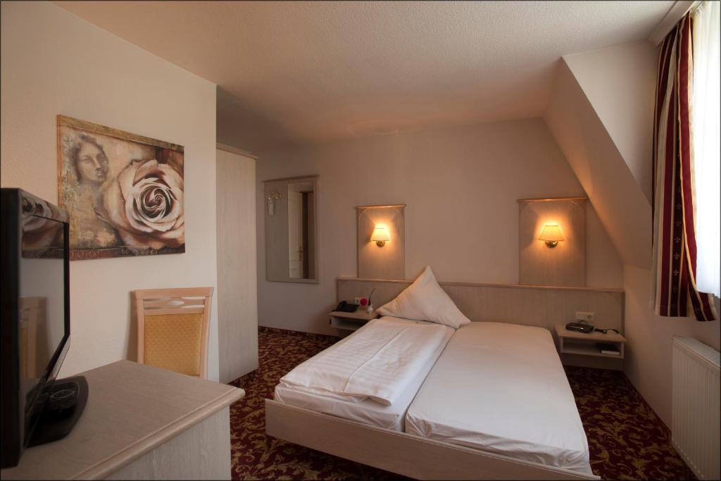 Small Double Room,124645455:JPEG