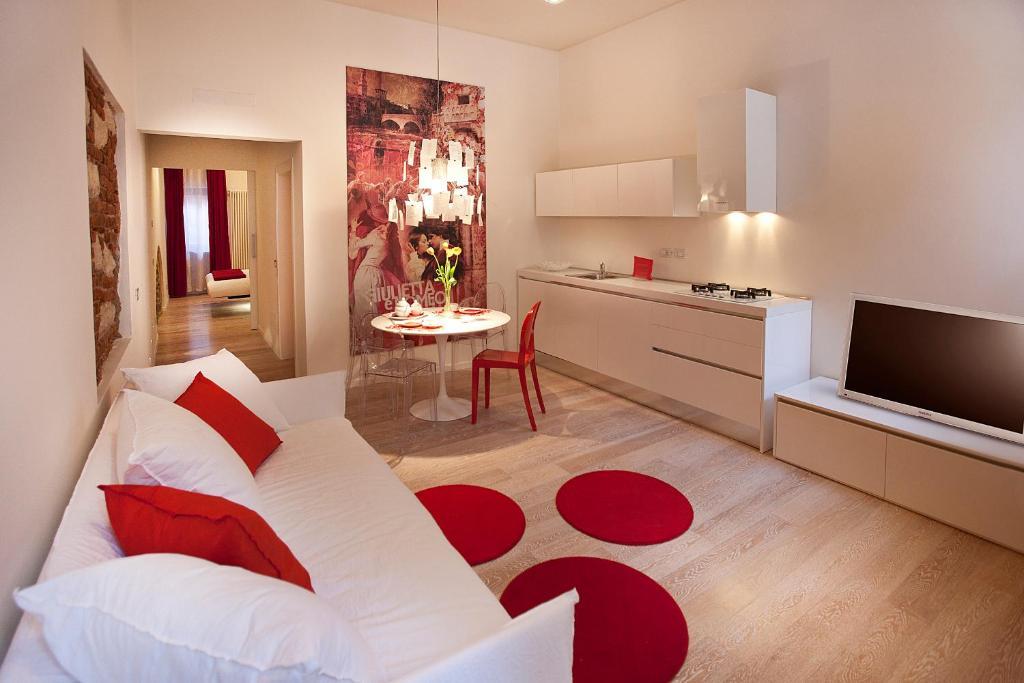 One-Bedroom Apartment Juliet House Via Dietro Pallone 10,990824707:JPEG
